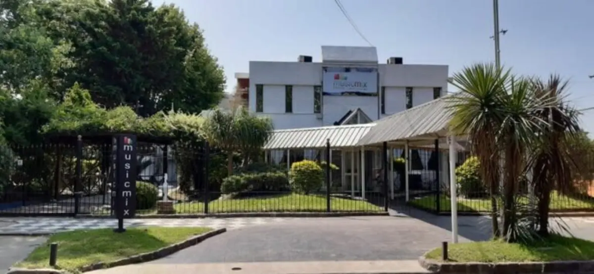 Frente del salón Musicmix sobre Eduardo Arana 750, Monte Grande