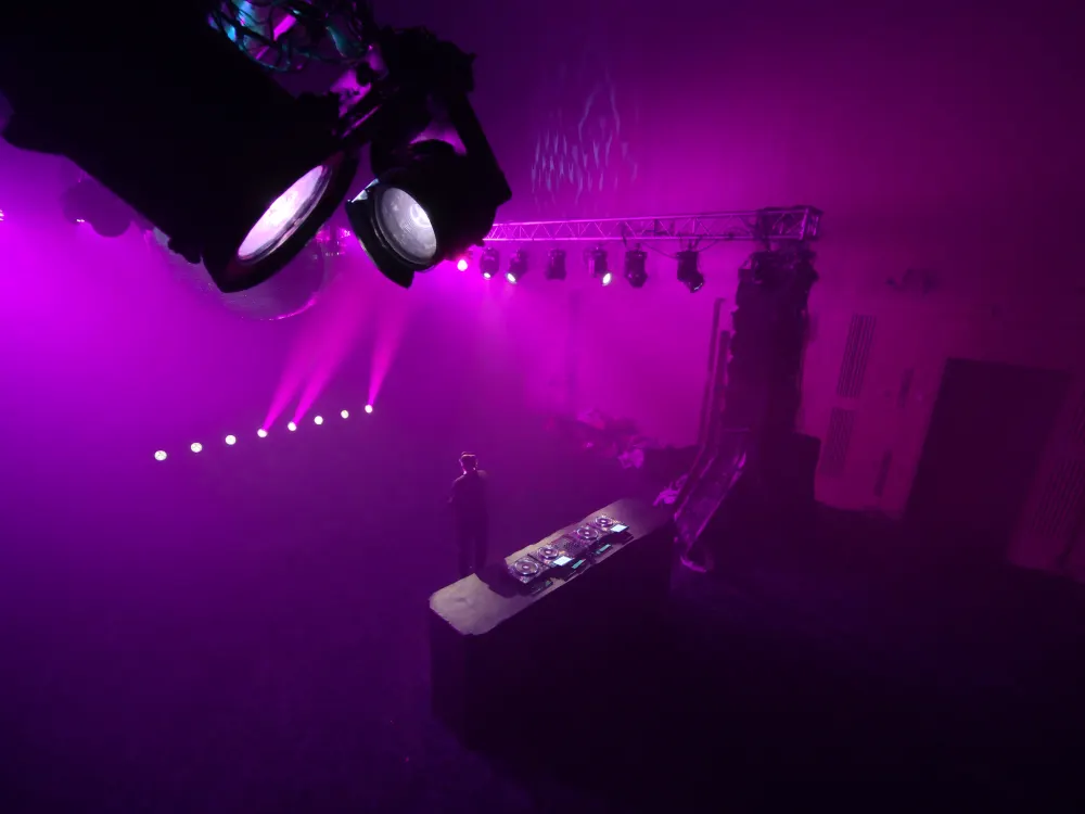 Cabina de DJ con haces de luz magenta