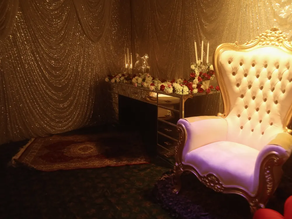 Sillón de princesa junto a mesa espejada
