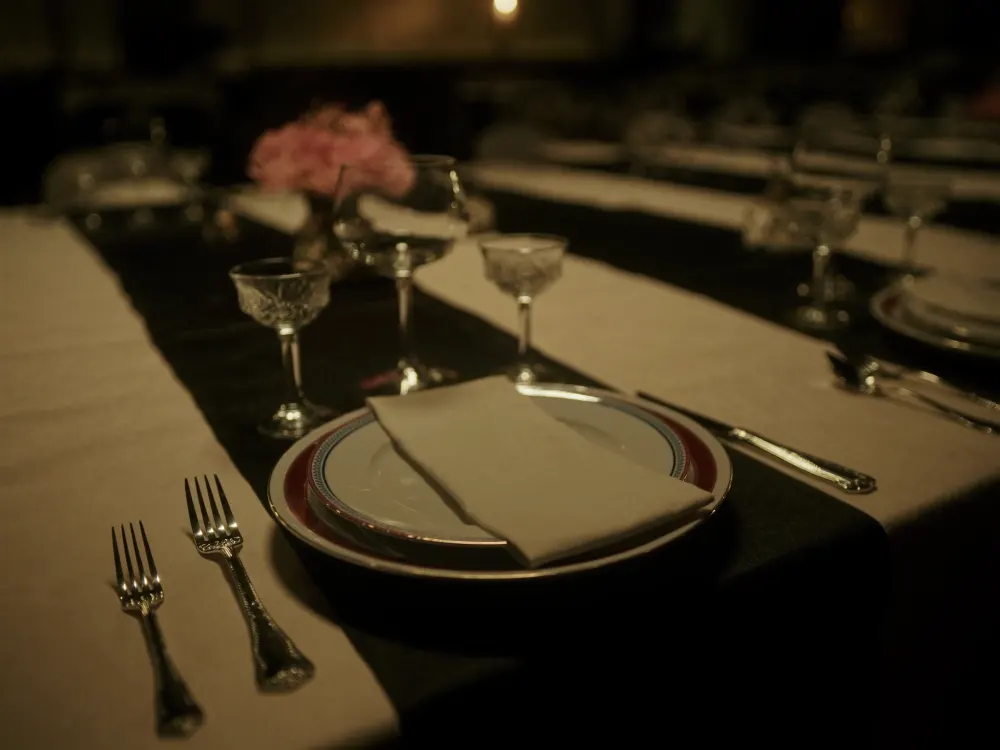 Cubierto de mesa con cristalería y mantelería